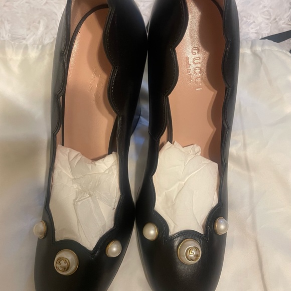 NWOT Gucci Black Scalloped Leather Willow Pearl Embellished Block heel Pumps - Picture 12 of 15